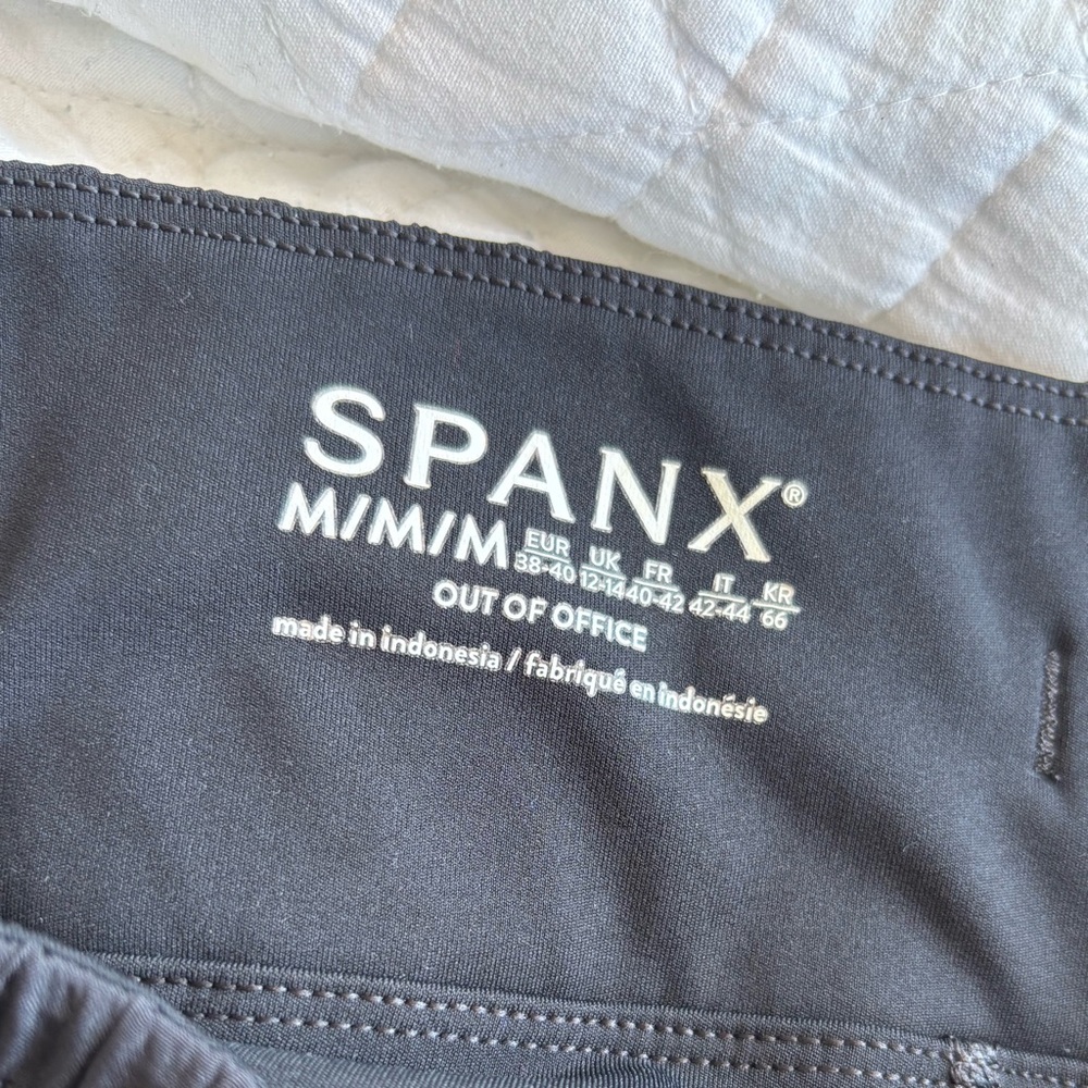 SPANX Get Moving Short Booty Boost 2 in 1 Double Layer Running Athletic Shorts - Picture 5 of 7